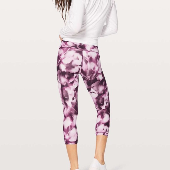 Lululemon Wunder Under Crop (Hi-Rise) 21"
Blush Blossom Alpine White Candy Pink - Picture 3 of 10